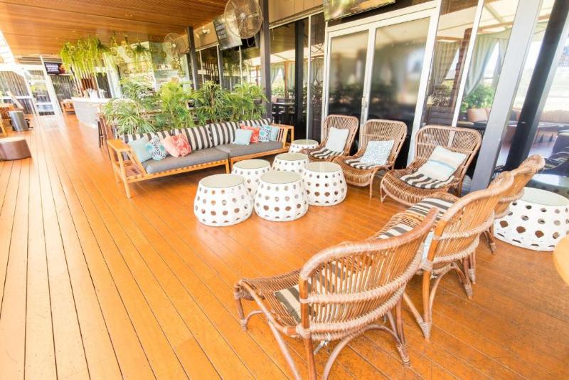 Отель Mantra At Sharks