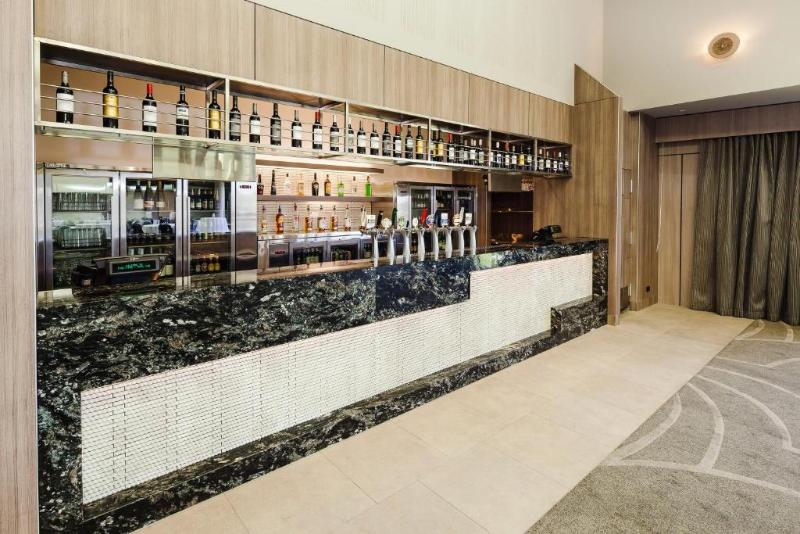 Отель Mantra At Sharks