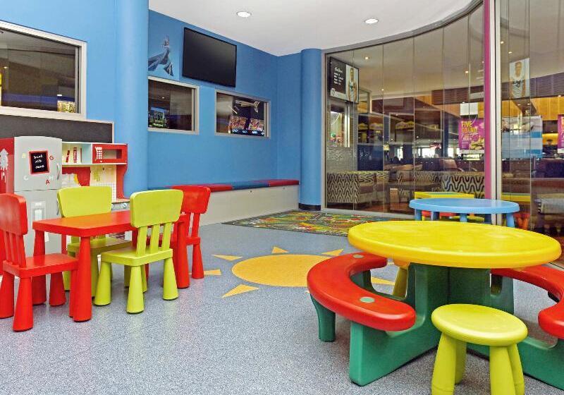 Отель Mantra At Sharks