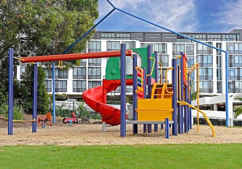 Отель Mantra At Sharks