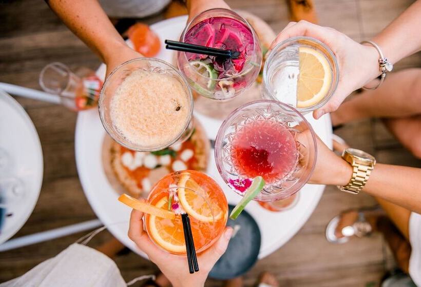 Отель Mantra At Sharks