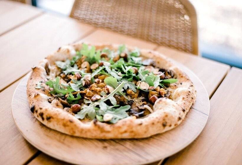 Отель Mantra At Sharks