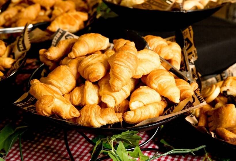 Отель Mantra At Sharks