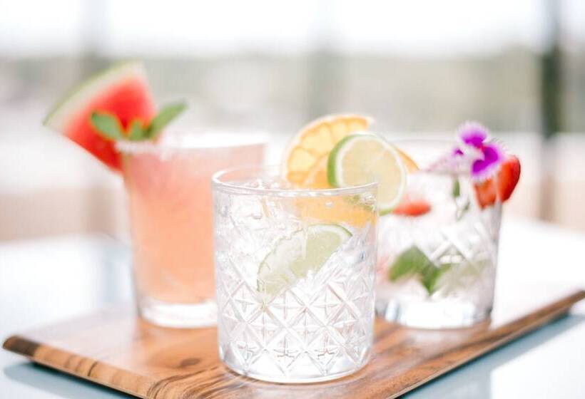 Отель Mantra At Sharks