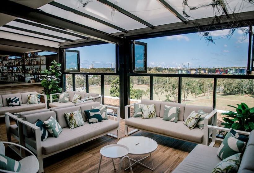 Отель Mantra At Sharks