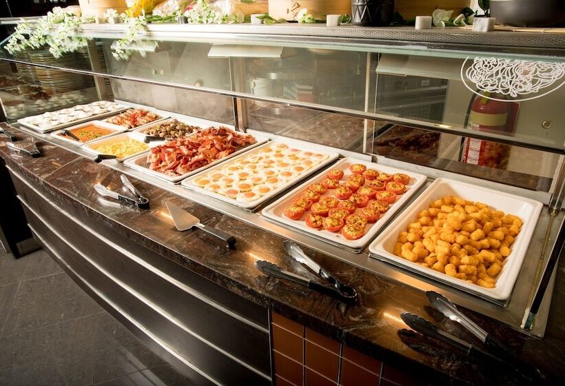 Отель Mantra At Sharks