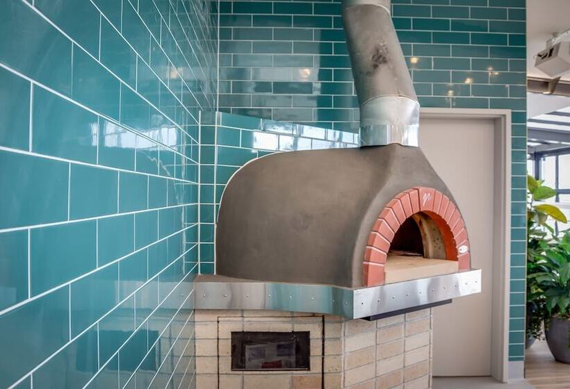 Отель Mantra At Sharks