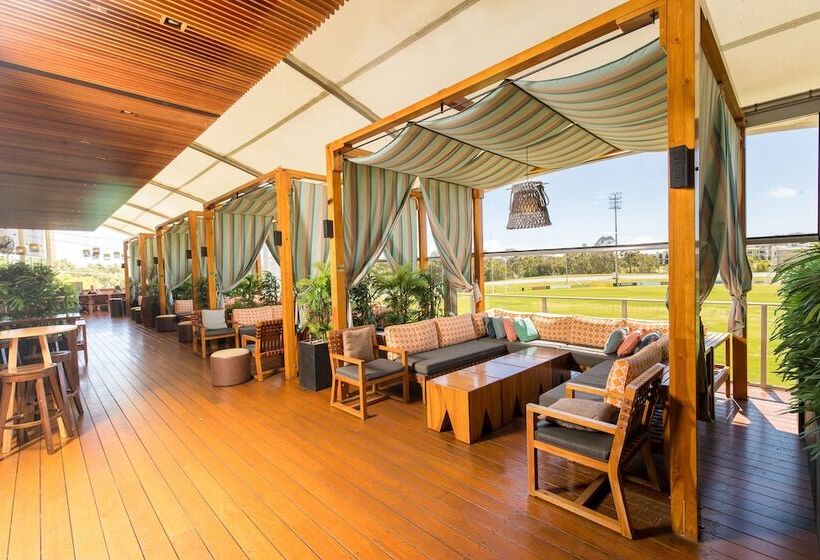 Отель Mantra At Sharks