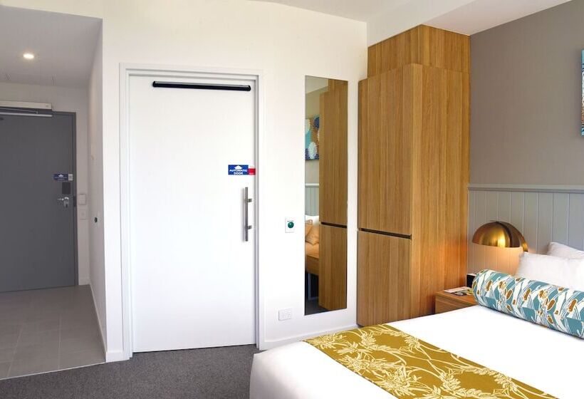 Отель Mantra At Sharks