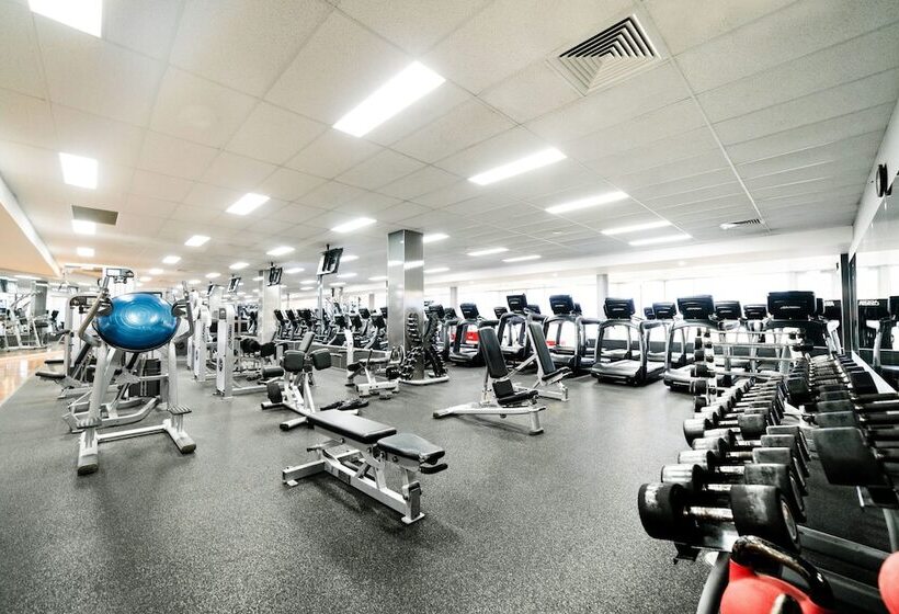 Отель Mantra At Sharks