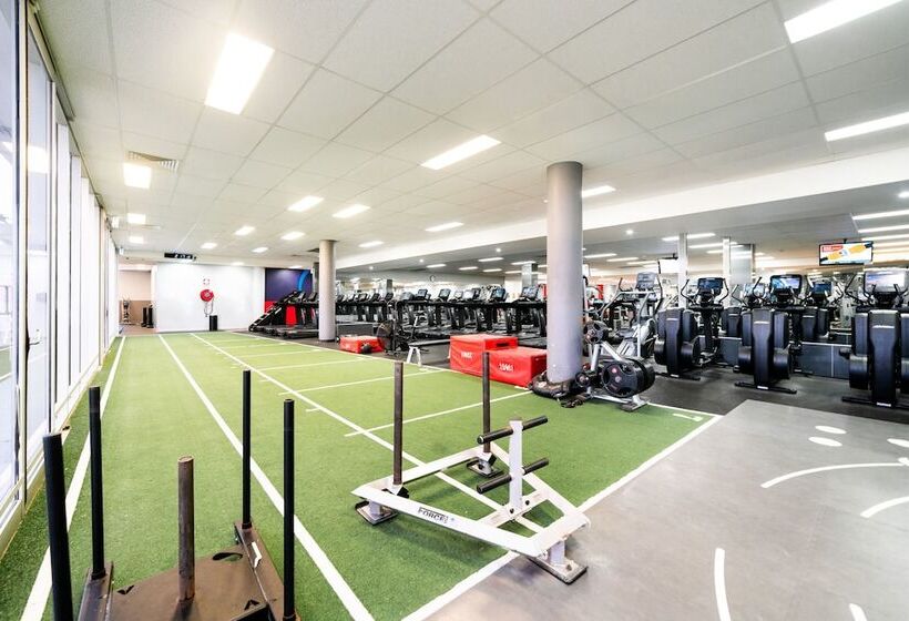 Отель Mantra At Sharks