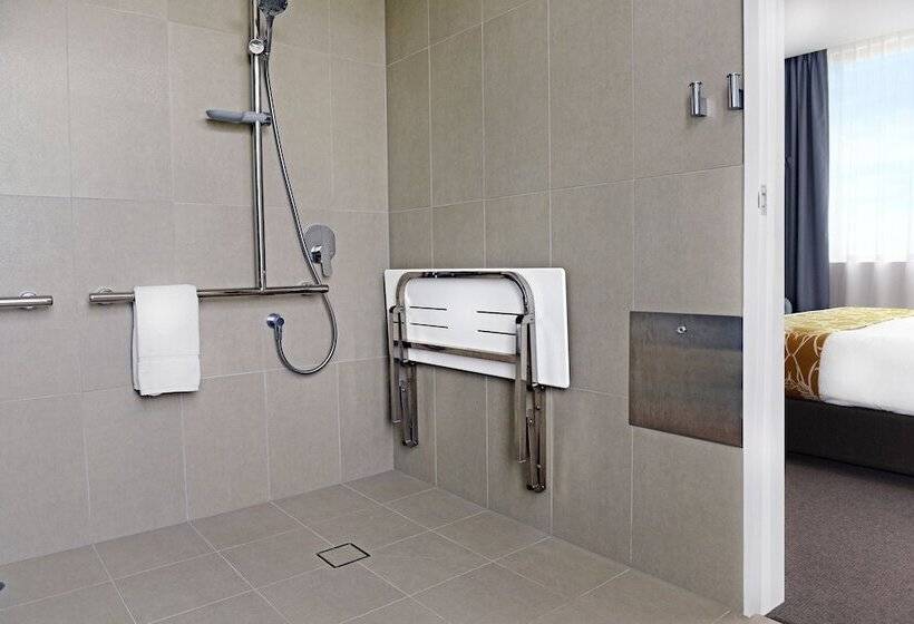 Отель Mantra At Sharks