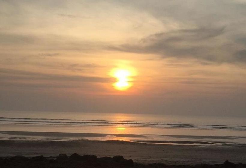 בית מלון כפרי Pears Beach Resort