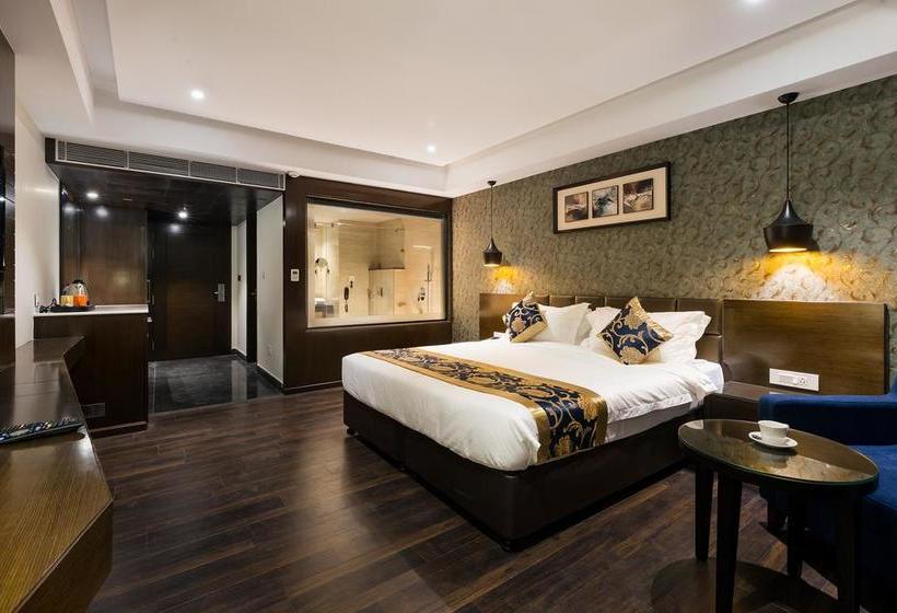 هتل Saffron Crest