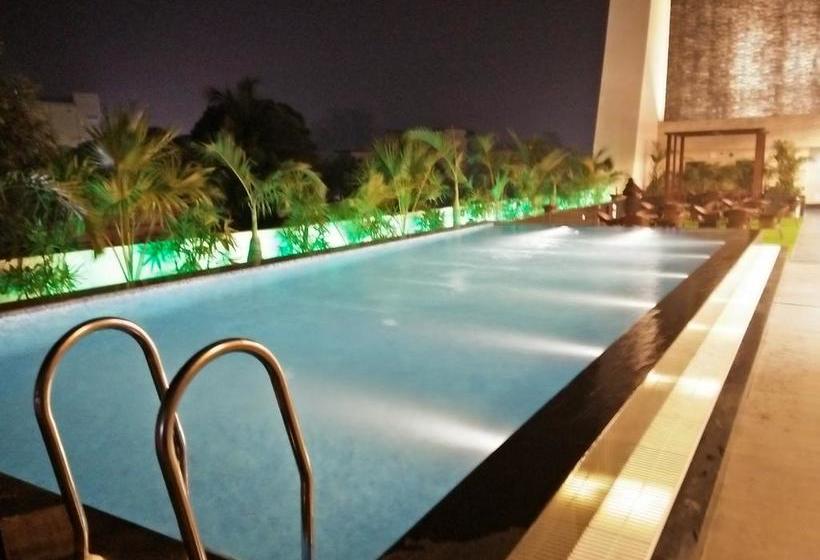 هتل Saffron Crest