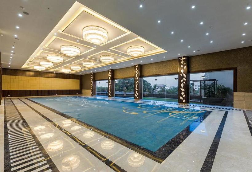 هتل Saffron Crest