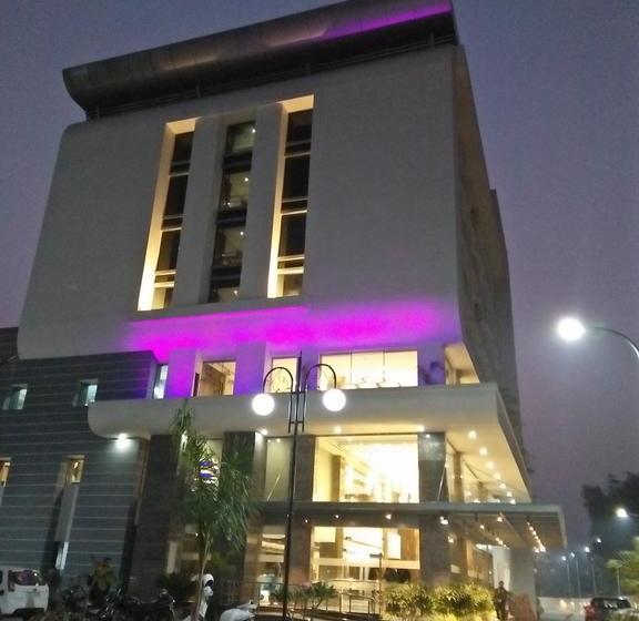 هتل Saffron Crest