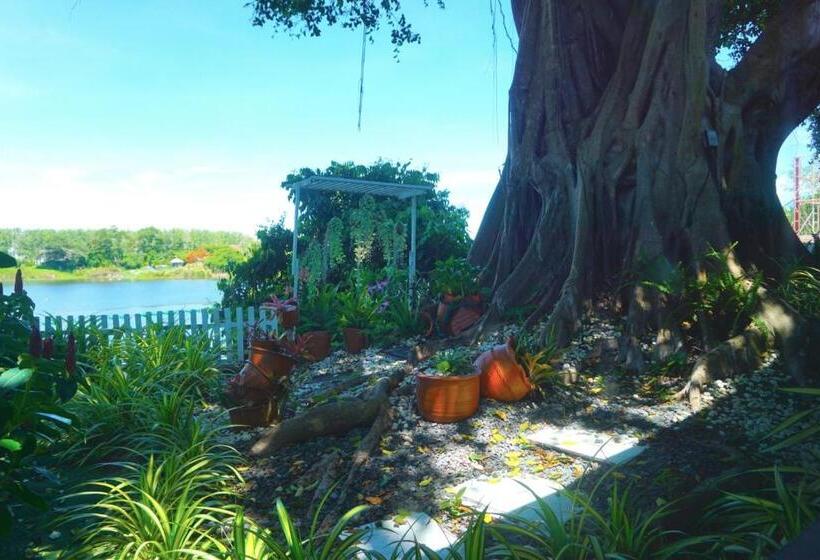 استراحتگاه The Lake Chalong Hotel Sha Plus