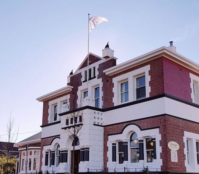 Cygnet Old Bank B & B Cafe & Gift Store