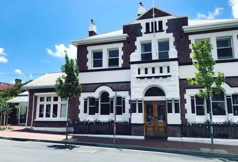 Cygnet Old Bank B & B Cafe & Gift Store