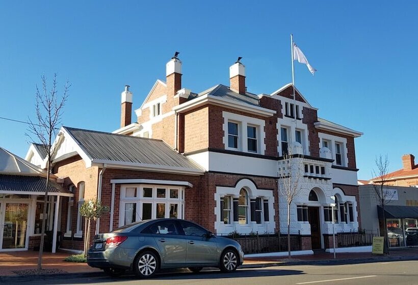 Cygnet Old Bank B & B Cafe & Gift Store