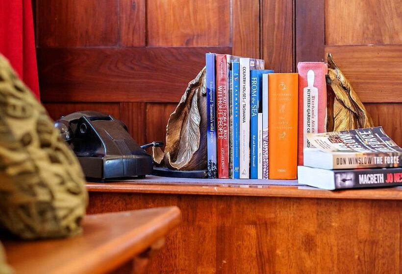 Cygnet Old Bank B & B Cafe & Gift Store