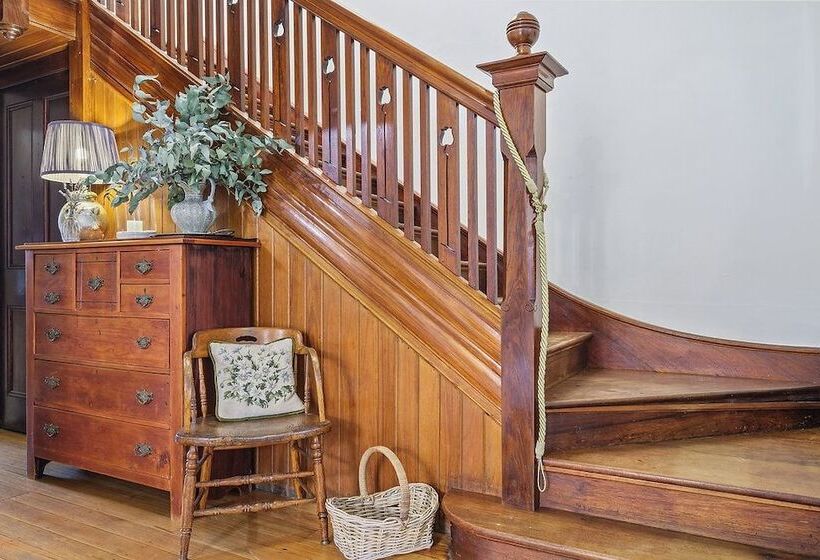 Cygnet Old Bank B & B Cafe & Gift Store