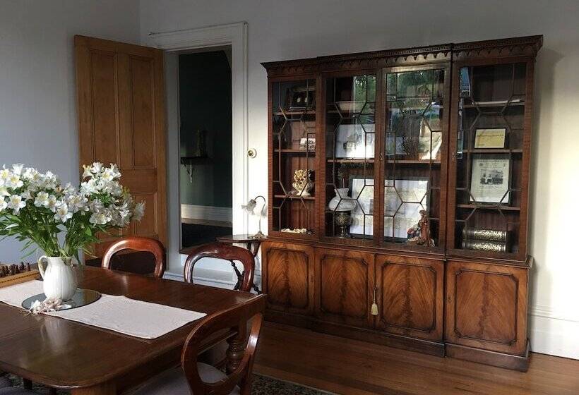 Cygnet Old Bank B & B Cafe & Gift Store