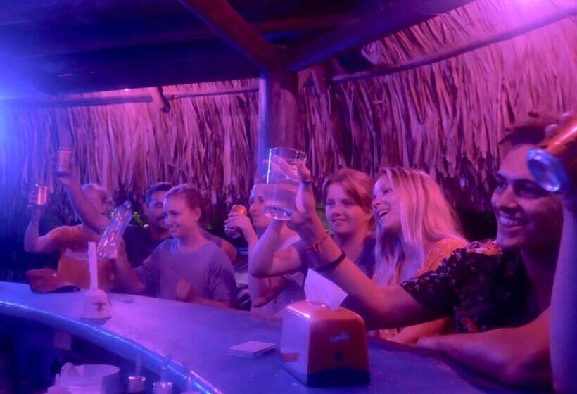 El Zoo Hostel, Bar & Pool