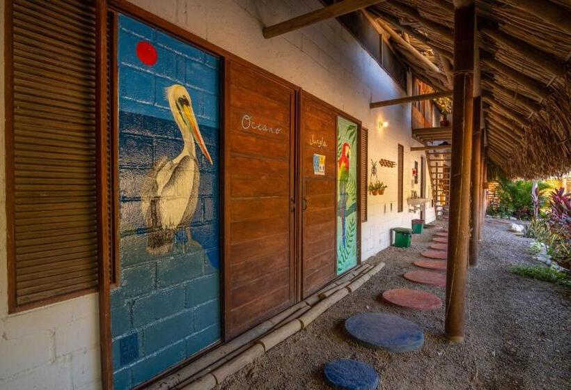 El Zoo Hostel, Bar & Pool