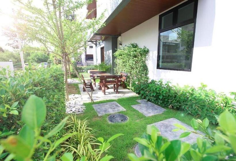 Отель Luxsna Residence