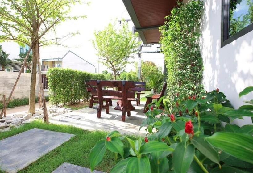 Отель Luxsna Residence