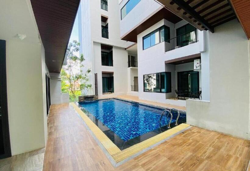 Отель Luxsna Residence