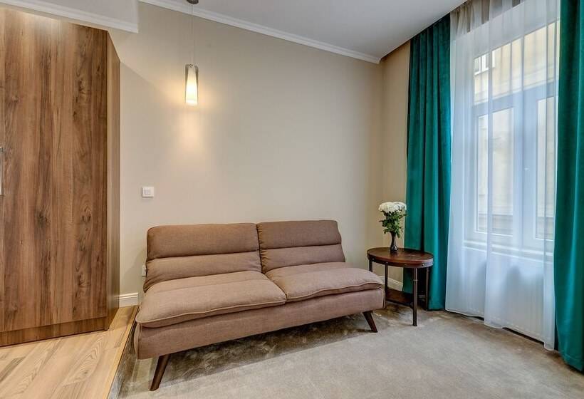 هتل Upstairs Boutique