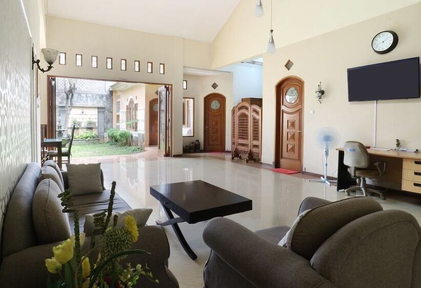 Maharani Guesthouse Tebet Syariah Hostel