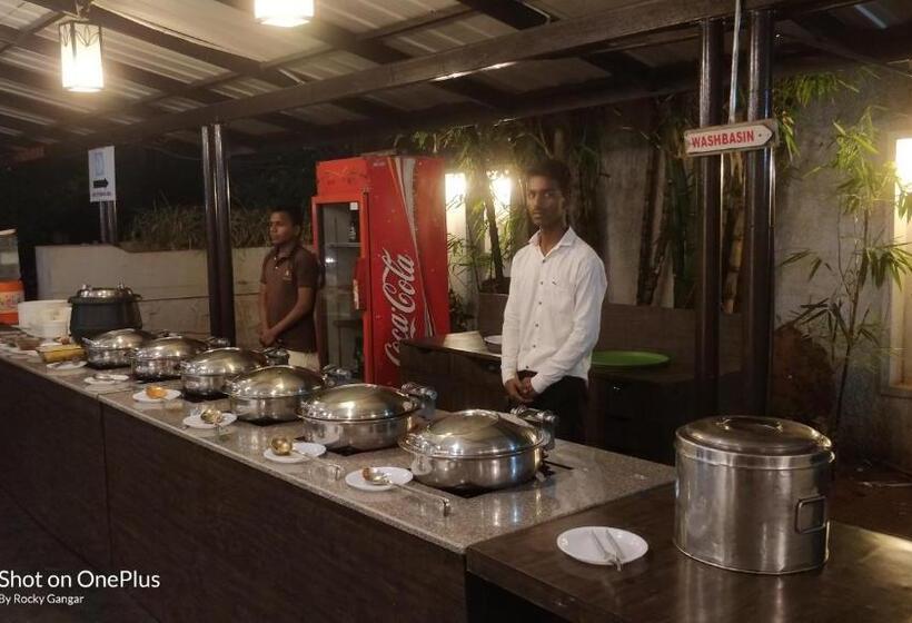 호텔 Ashwin Igatpuri, Pure Veg & Jain Food