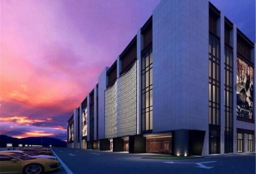 Отель Howard Johnson Hot Spring Resort Anshun