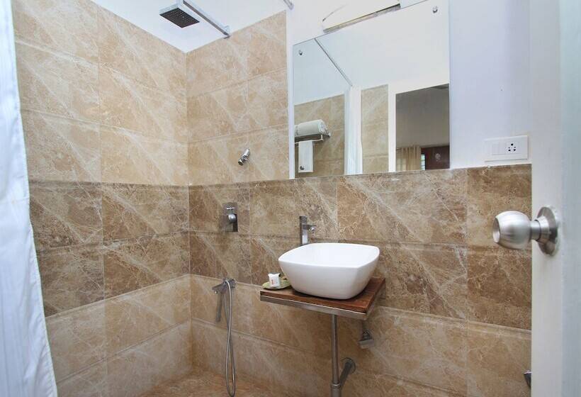 בית מלון כפרי Oyo 8229 Marine Drive