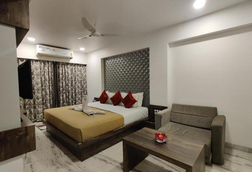 בית מלון כפרי Sanmukh By Adamo