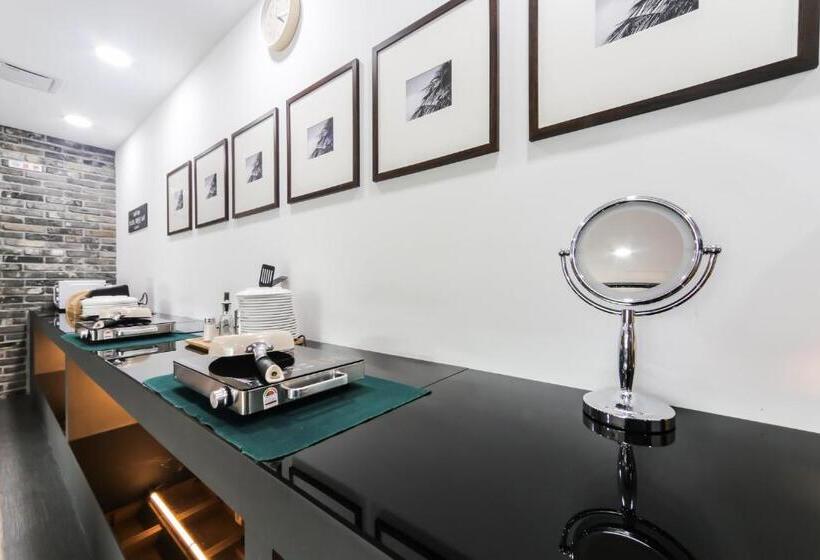 Seomyeon Brown Dot Hotel Gold