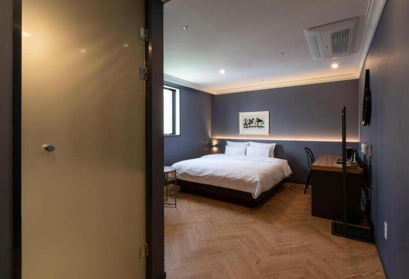 Seomyeon Brown Dot Hotel Gold