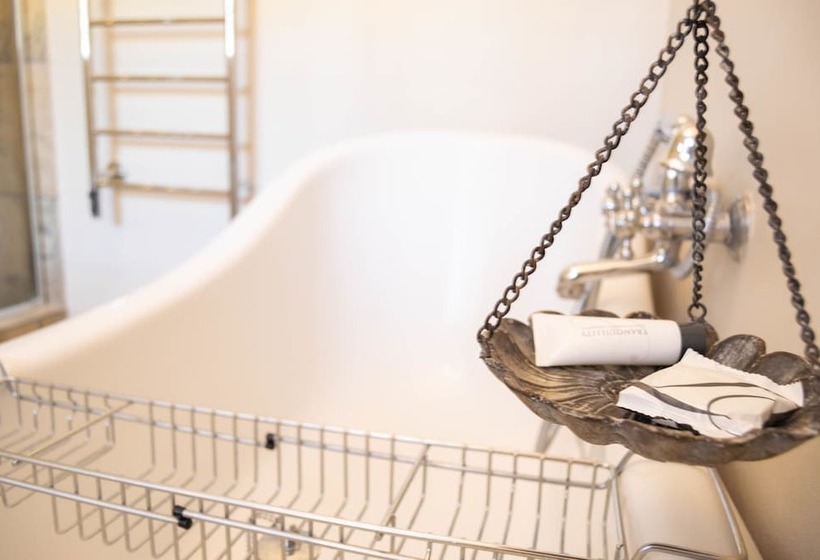 בית מלון כפרי The Fat Mulberry Guest Farm