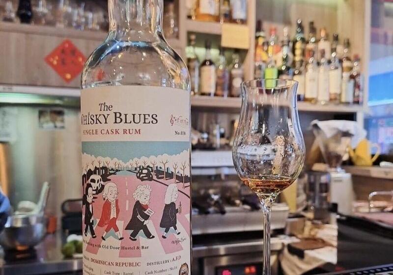 Old Door Hostel & Bar