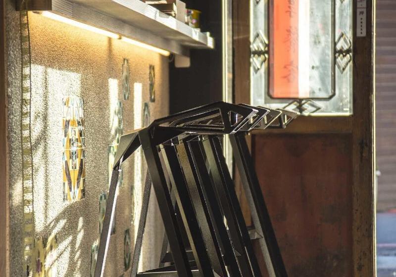 Old Door Hostel & Bar