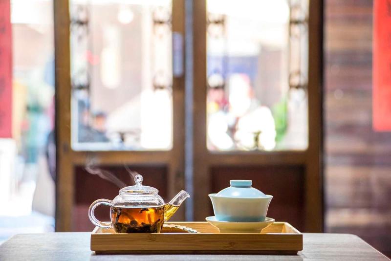 Old Door Hostel & Bar