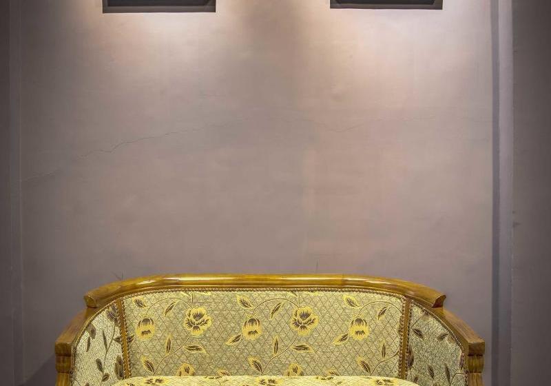 Old Door Hostel & Bar