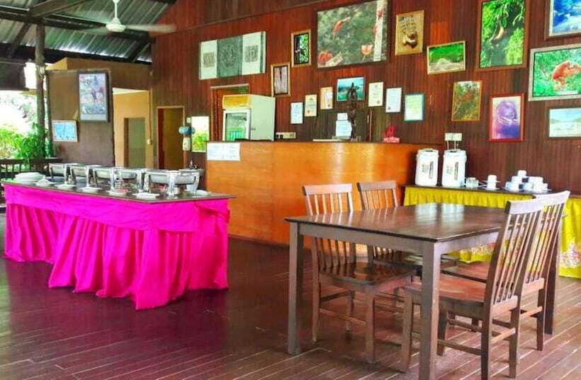 Sukau Backpackers B&b