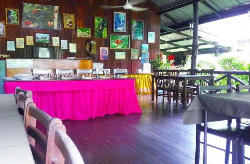 Sukau Backpackers B&b