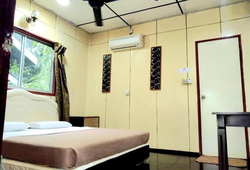 Sukau Backpackers B&b