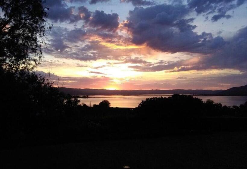 تختخواب و صبحانه Fish Eagle Lodge